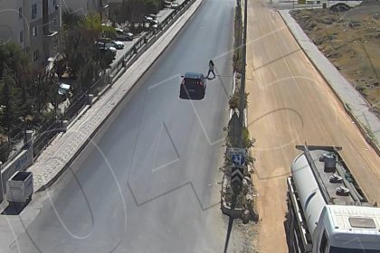 elazigda-aracin-carptigi-kadin-19-gundur-yasam-savasi-veriyor-kaza-ani-kamerada