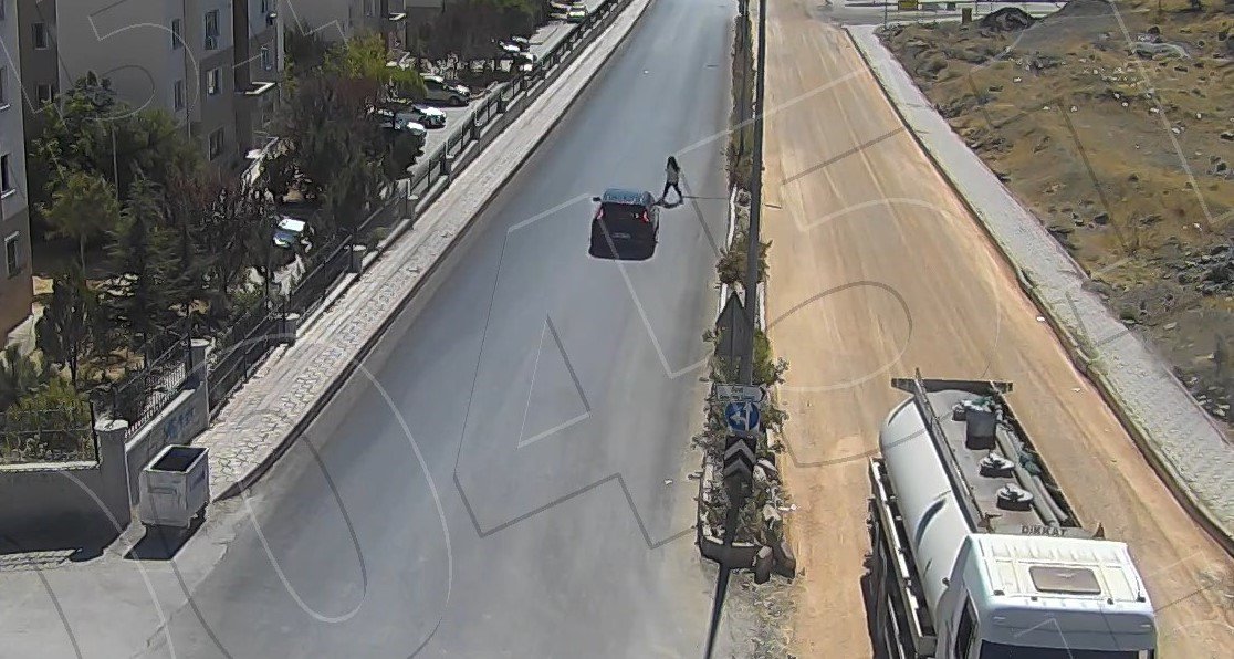 elazigda-aracin-carptigi-kadin-19-gundur-yasam-savasi-veriyor-kaza-ani-kamerada