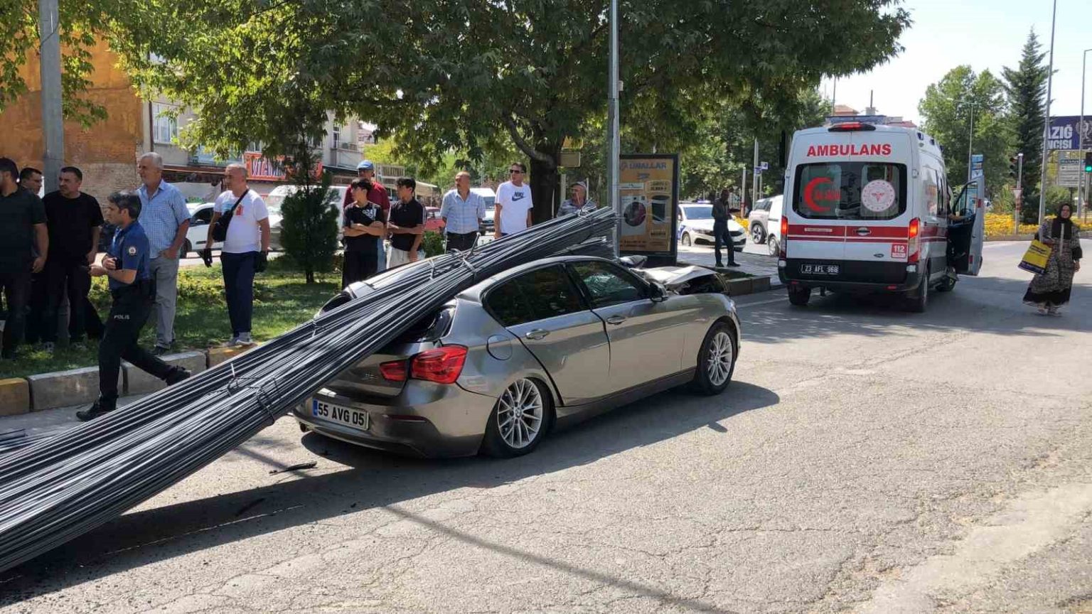 elazigda-luks-arac-tonlarca-demirin-altinda-kaldi-2-yarali