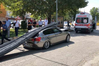 elazigda-luks-arac-tonlarca-demirin-altinda-kaldi-2-yarali