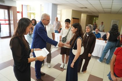eu-rektoru-prof-dr-budak-cicegi-burnunda-ogrencilerinin-kayit-heyecanina-ortak-oldu