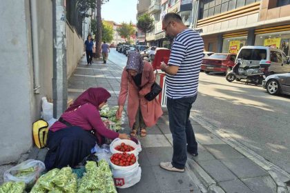 fedakar-kadinlar-sokakta-bamya-satarak-aile-butcesine-destek-oluyorlar
