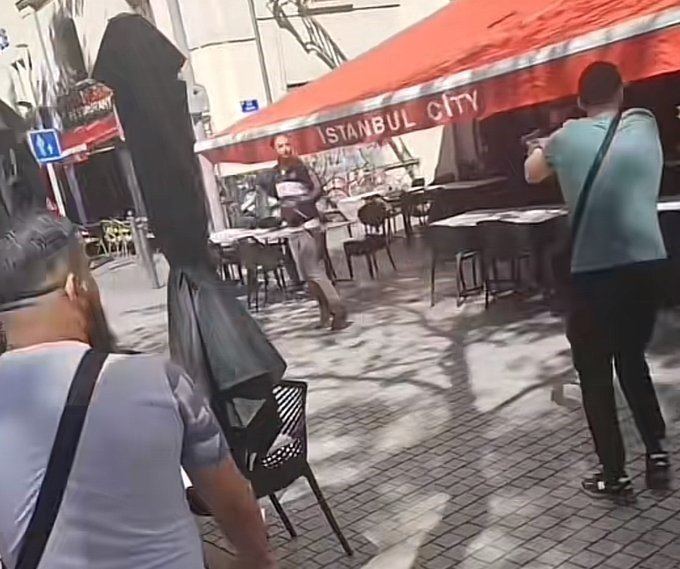 fransada-bicakli-saldiri-4-yarali