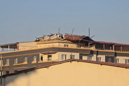 gaziantepte-siddetli-firtina-hasarli-binanin-catisini-ucurdu