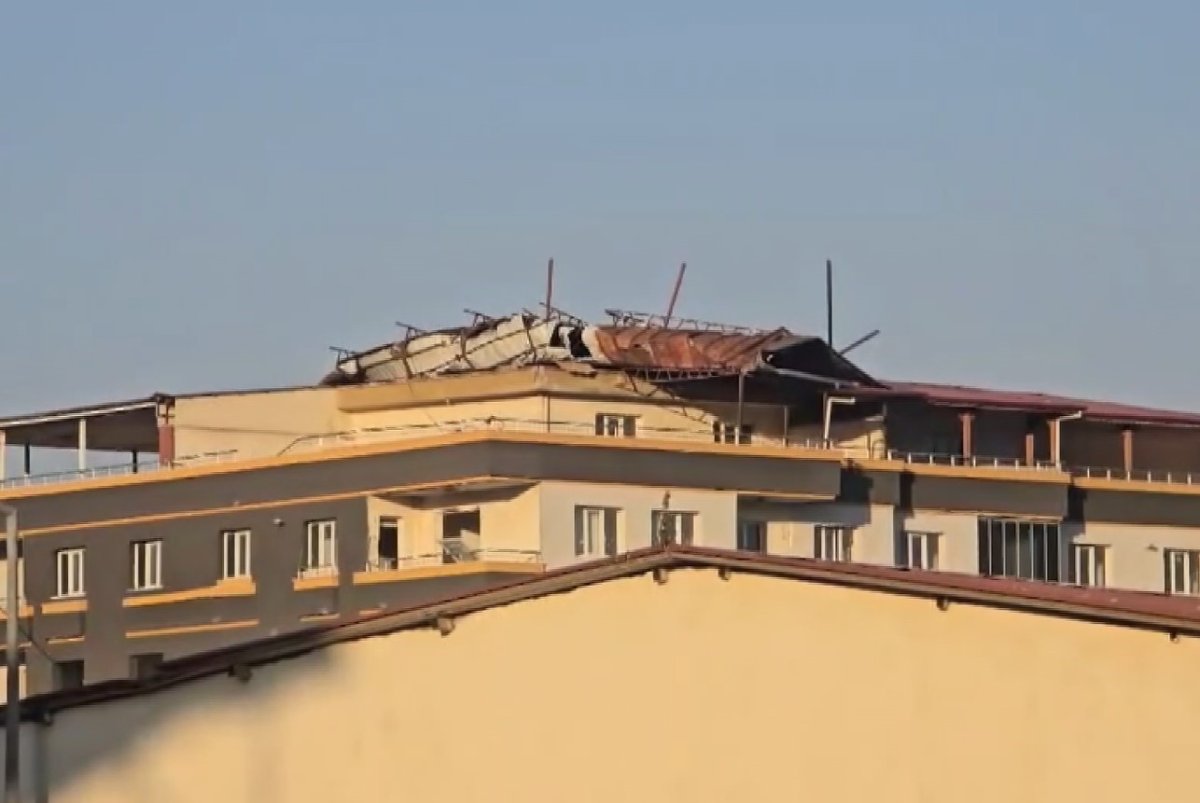 gaziantepte-siddetli-firtina-hasarli-binanin-catisini-ucurdu
