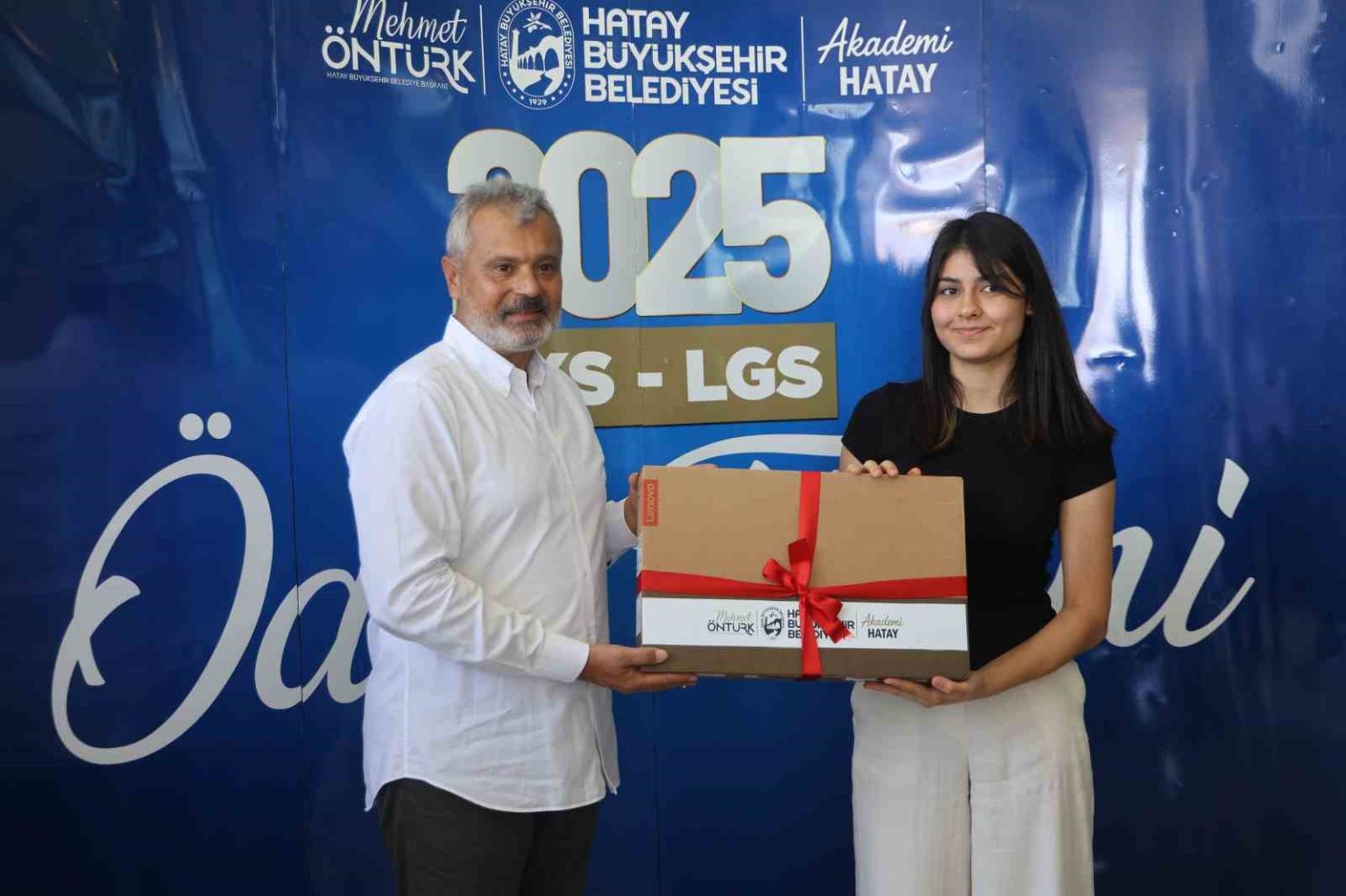hatay-buyuksehir-belediyesi-dereceye-giren-ogrencilere-bilgisayar-ve-egitim-destegi