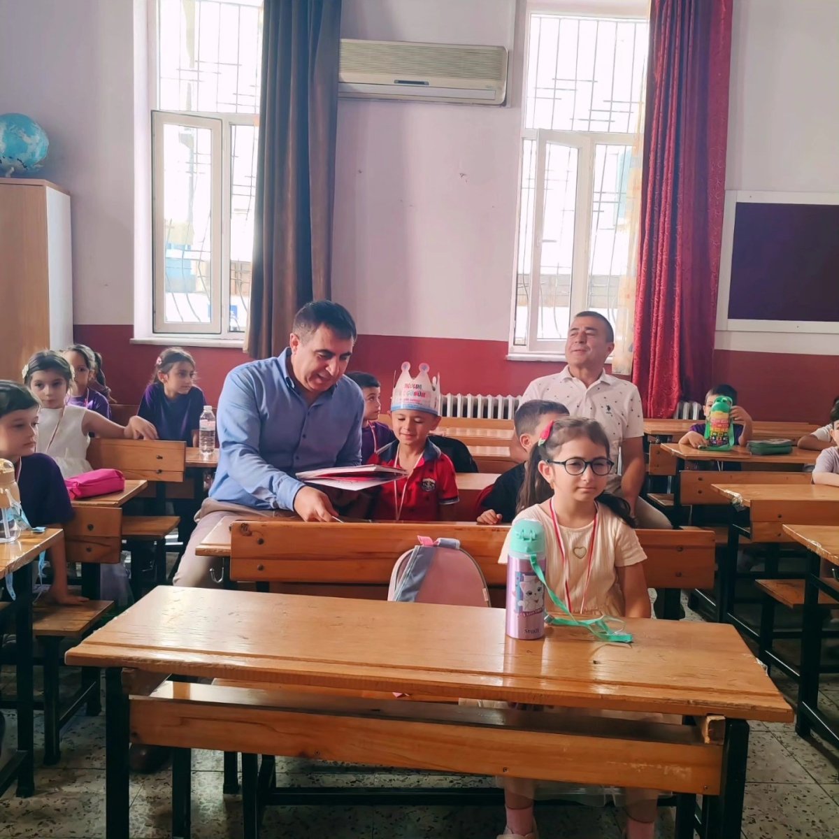 ilce-milli-egitim-muduru-simsek-minik-ogrencilerin-heyecanina-ortak-oldu