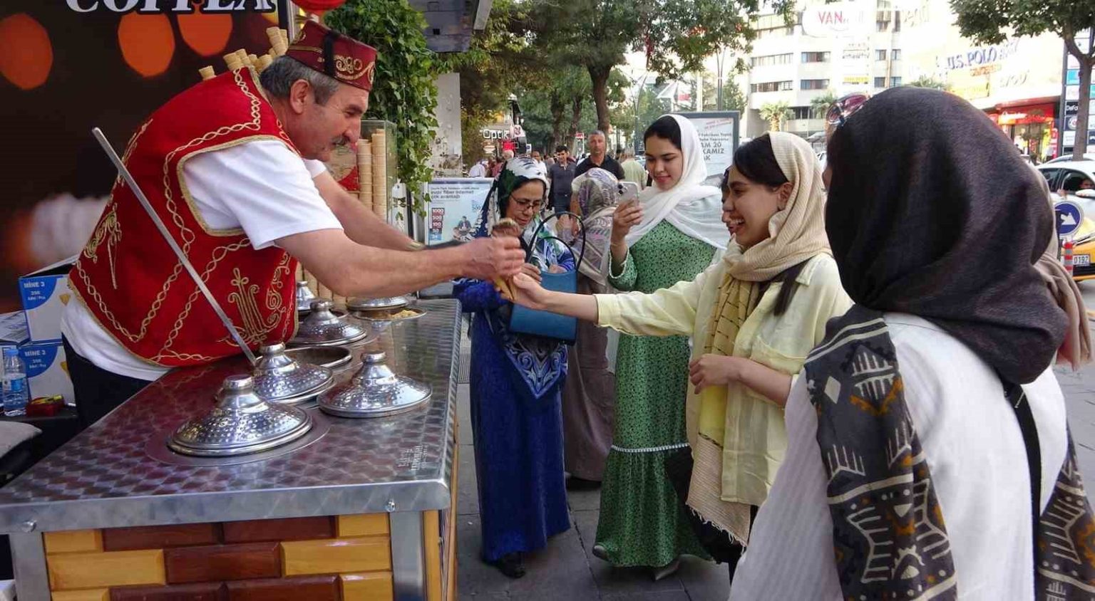 iranli-turistler-van-esnafinin-yuzunu-guldurdu