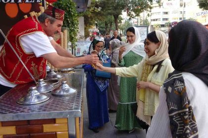 iranli-turistler-van-esnafinin-yuzunu-guldurdu
