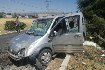 ispartada-otomobil-refuje-carpip-takla-atti-2-yarali