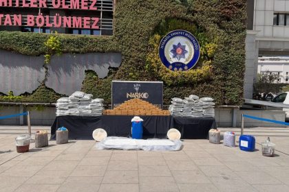 istanbulda-ele-gecirilen-uyusturucu-emniyette-sergilendi