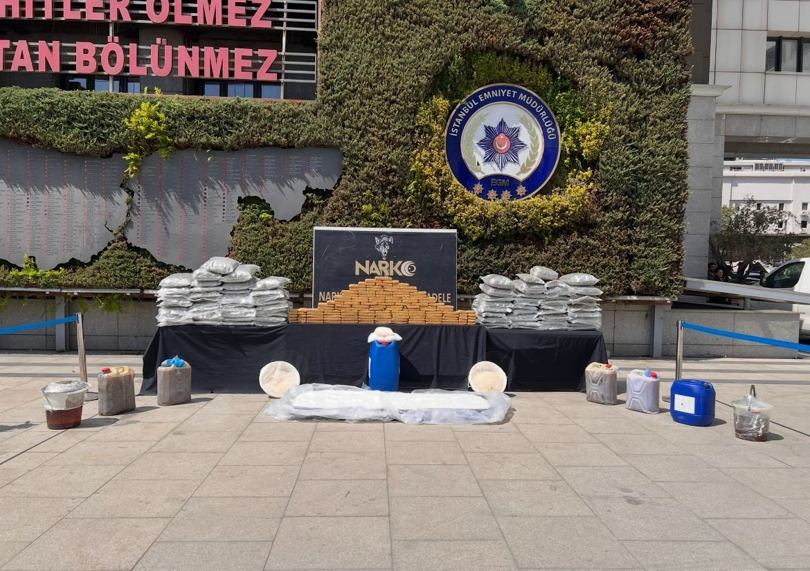 istanbulda-ele-gecirilen-uyusturucu-emniyette-sergilendi