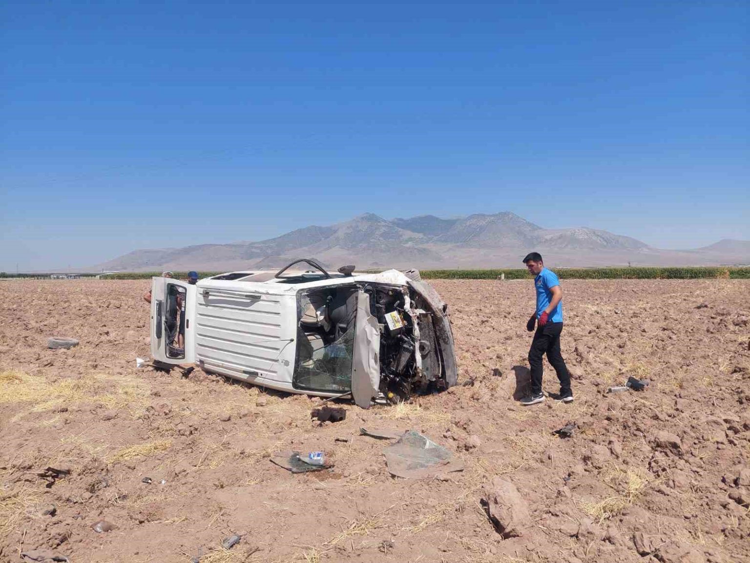 karamanda-minibus-tarlaya-takla-atti-1-yarali