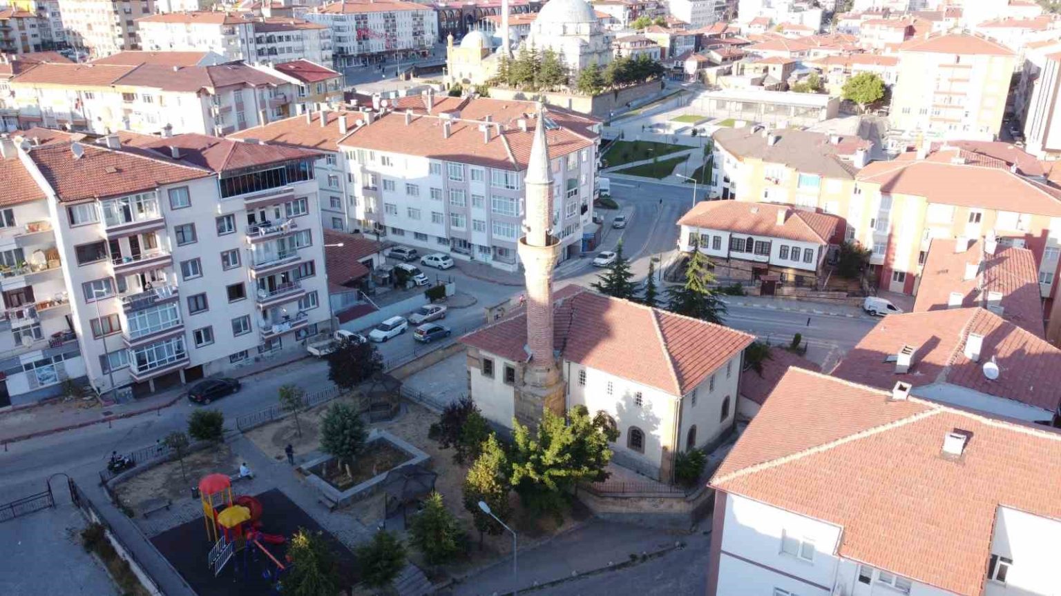 kayyimzade-camisi-gecen-iki-yuz-yila-ragmen-tum-ihtisamiyla-ayakta-duruyor