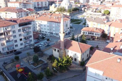 kayyimzade-camisi-gecen-iki-yuz-yila-ragmen-tum-ihtisamiyla-ayakta-duruyor