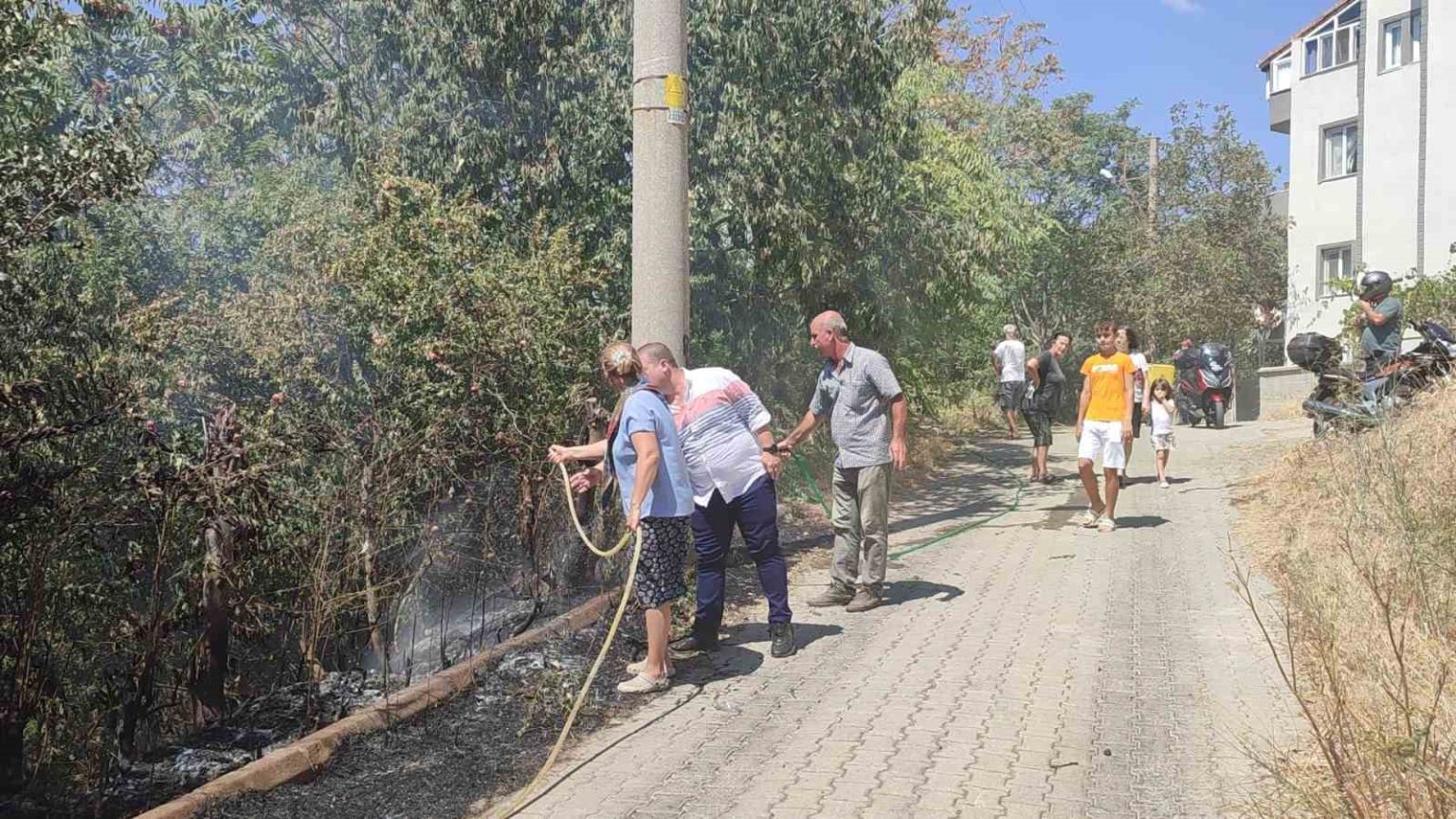 kesanda-cocuklarin-patlattigi-torpilden-cikan-yangin-mahalleliyi-seferber-etti