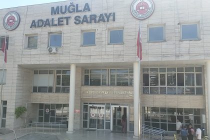 mentese-belediye-baskani-arasin-ananesinin-evine-saldiran-supheliler-adliyeye-sevk-edildi