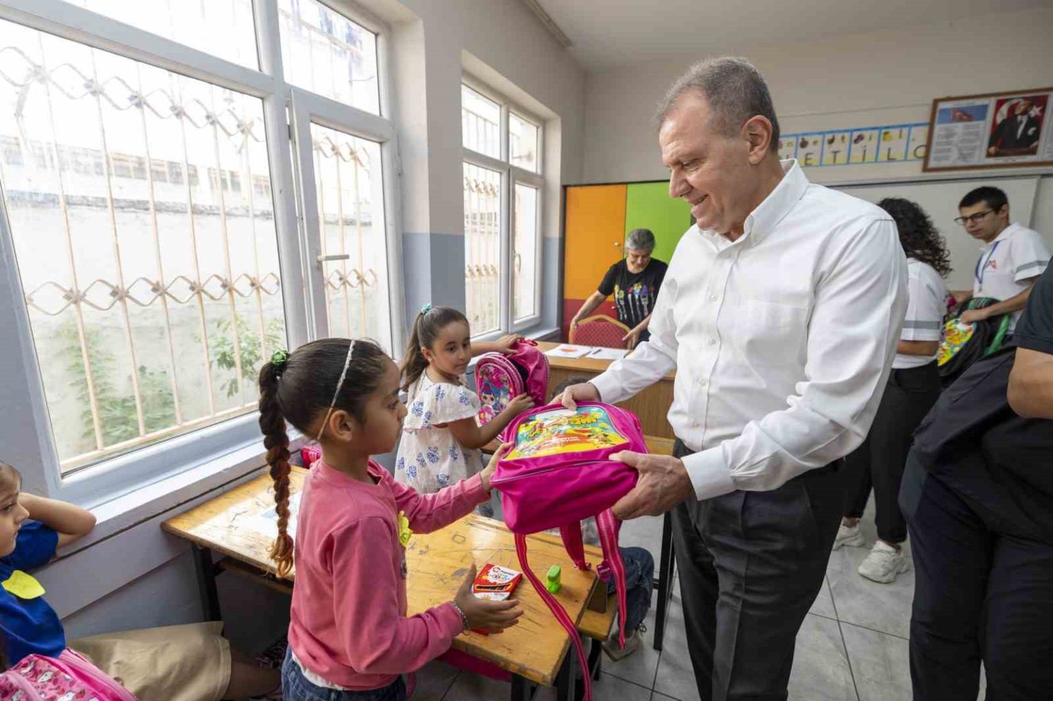 mersinde-1-sinif-ogrencilerine-canta-ve-kirtasiye-seti