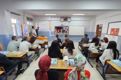 mudur-yilmaz-ve-ogretmenler-bakan-tekinin-canli-yayinini-takip-etti