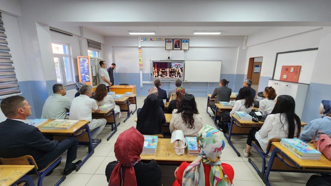 mudur-yilmaz-ve-ogretmenler-bakan-tekinin-canli-yayinini-takip-etti