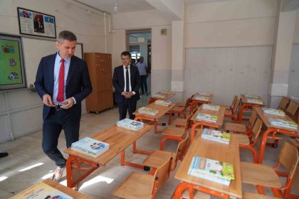 musta-1-milyondan-fazla-ders-kitabi-siralara-birakildi
