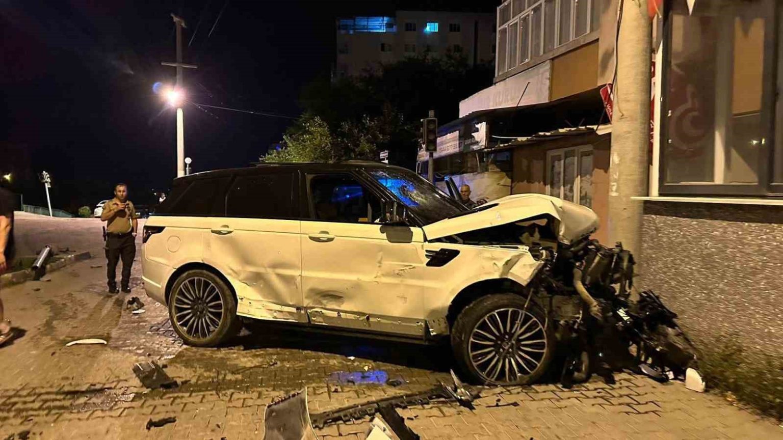 osmaniyede-luks-ciple-kamyonetin-karistigi-kazada-4-kisi-yaralandi