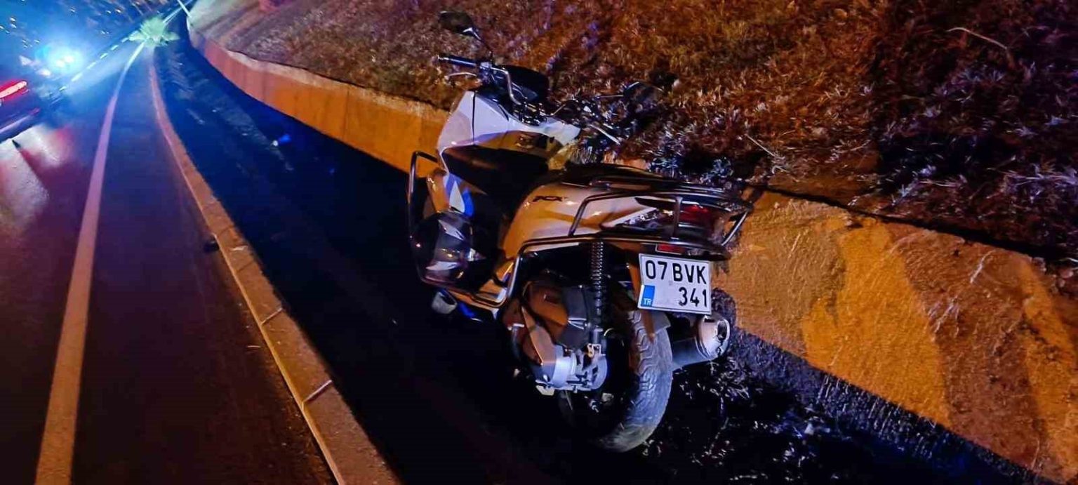 otomobil-yayaya-yol-vermek-icin-duran-motosiklete-carpti-1-yarali