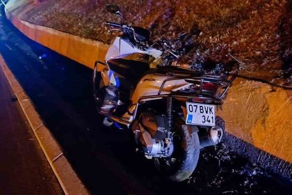otomobil-yayaya-yol-vermek-icin-duran-motosiklete-carpti-1-yarali