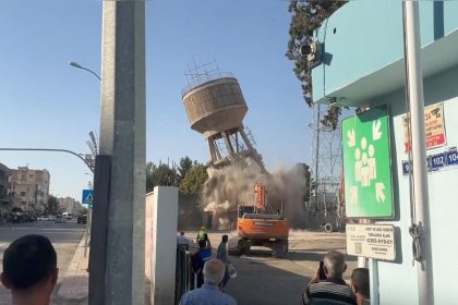 sanliurfada-evlenmek-ya-da-is-isteyenlerin-ciktigi-yarim-asirlik-su-kulesi-yikildi