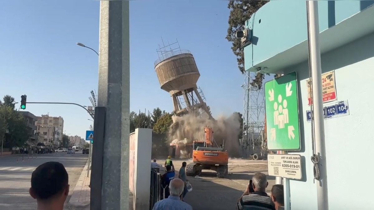 sanliurfada-evlenmek-ya-da-is-isteyenlerin-ciktigi-yarim-asirlik-su-kulesi-yikildi