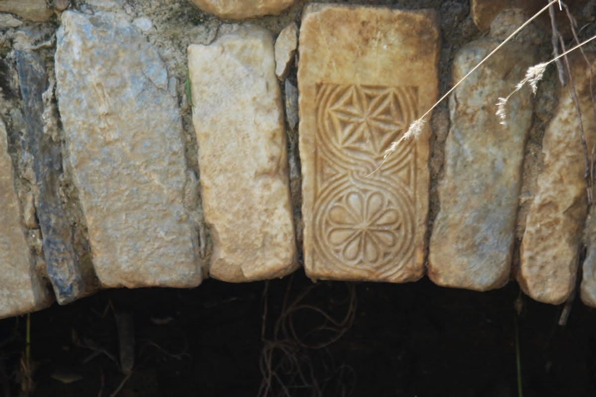 taskopru-temizliginde-tarihi-sutun-parcasi-bulundu