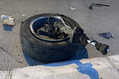 tekeri-bile-koptu-kamyona-carpan-otomobil-hurdaya-dondu-2-yarali