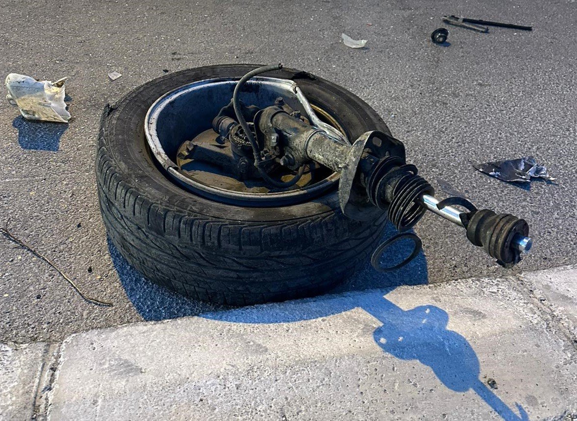 tekeri-bile-koptu-kamyona-carpan-otomobil-hurdaya-dondu-2-yarali