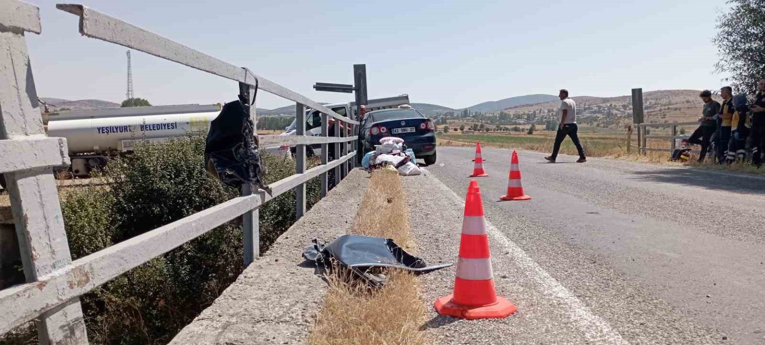 tokatta-otomobil-bariyerlere-carpti-1-olu-2-yarali