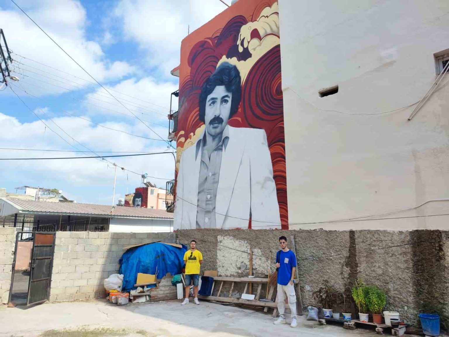 unlu-sanatcilar-ferdi-ve-muslumun-grafitileri-buyudukleri-mahalleye-cizildi