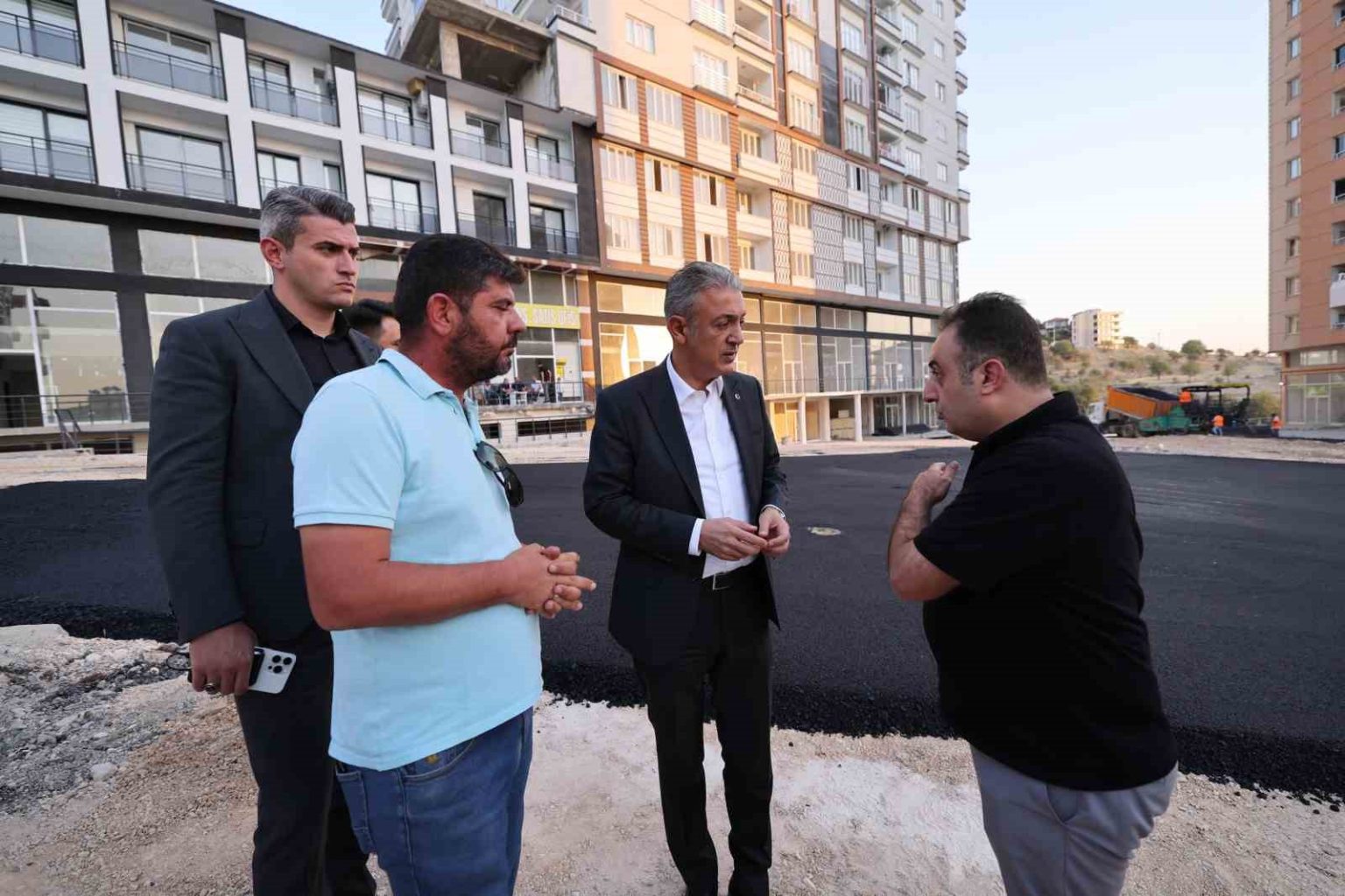vali-akkoyun-asfalt-calismalarini-yerinde-inceledi