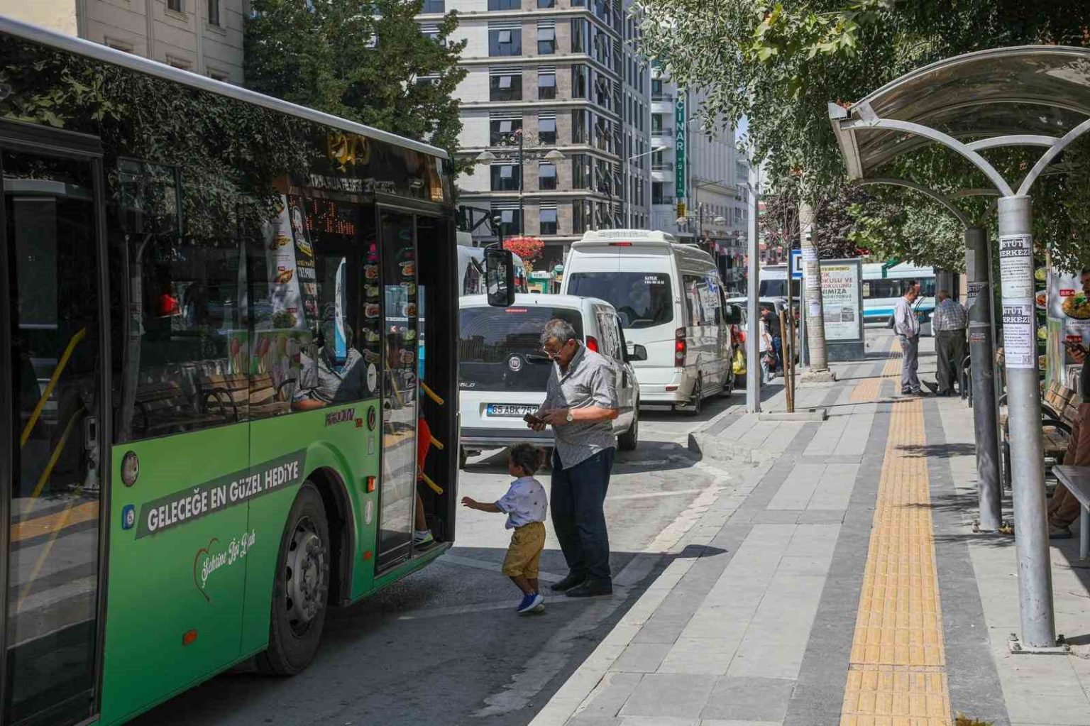 van-buyuksehir-belediyesinin-otobusleri-yesile-burundu