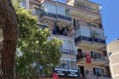 4-katta-balkon-demirleri-ustunde-tehlikeli-mesai