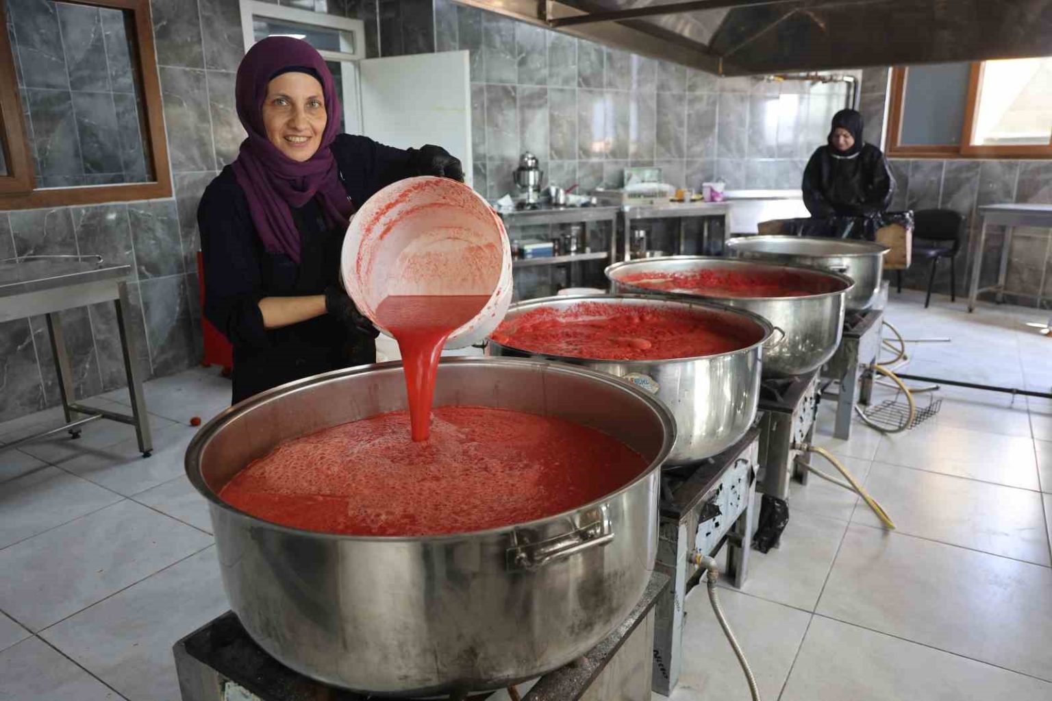 afetzede-kadinlarin-urettigi-domates-salcasi-aile-ekonomisine-katki-sagliyor