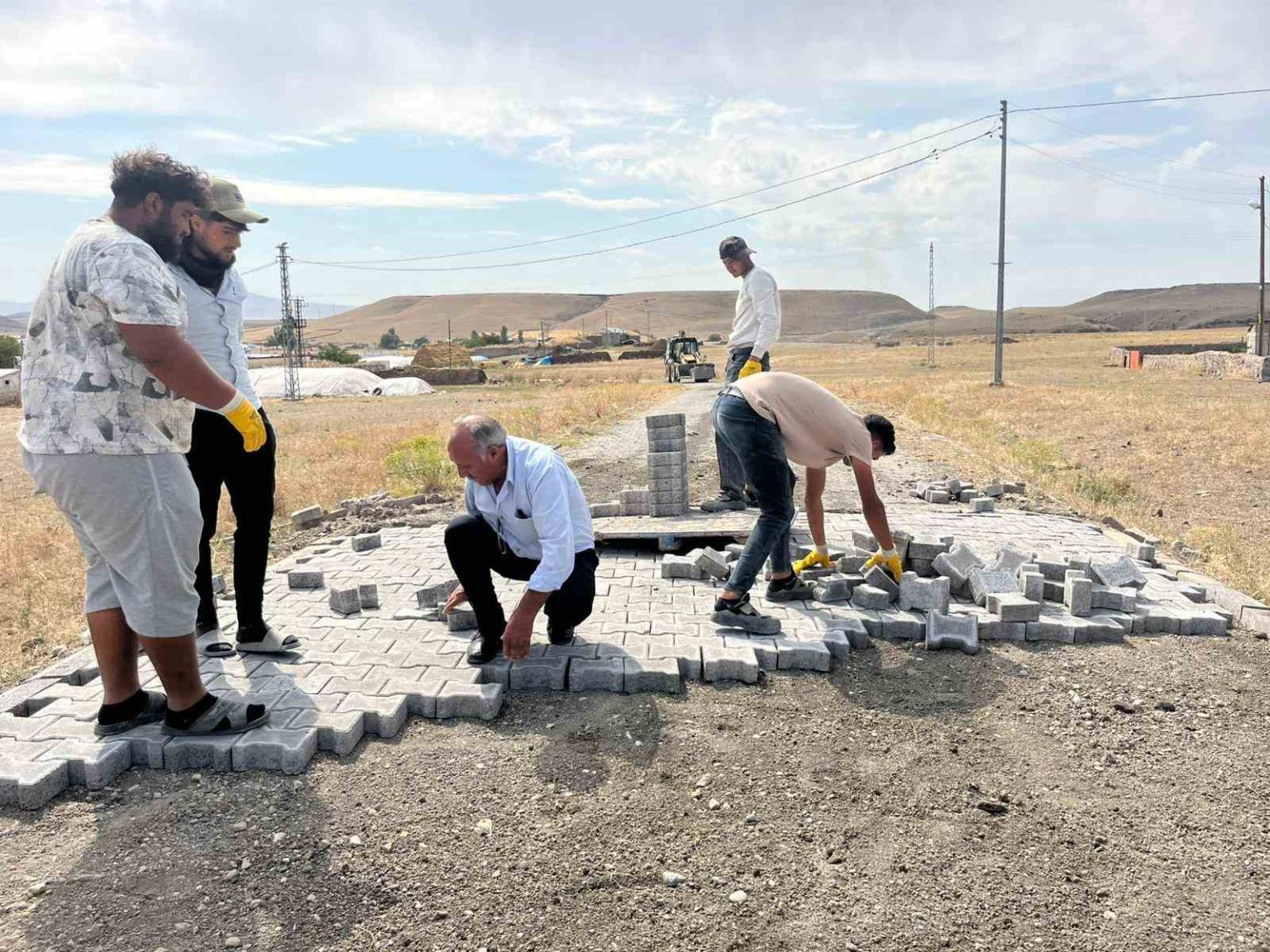 akyakada-koy-ici-yollar-kilit-parke-tas-doseniyor