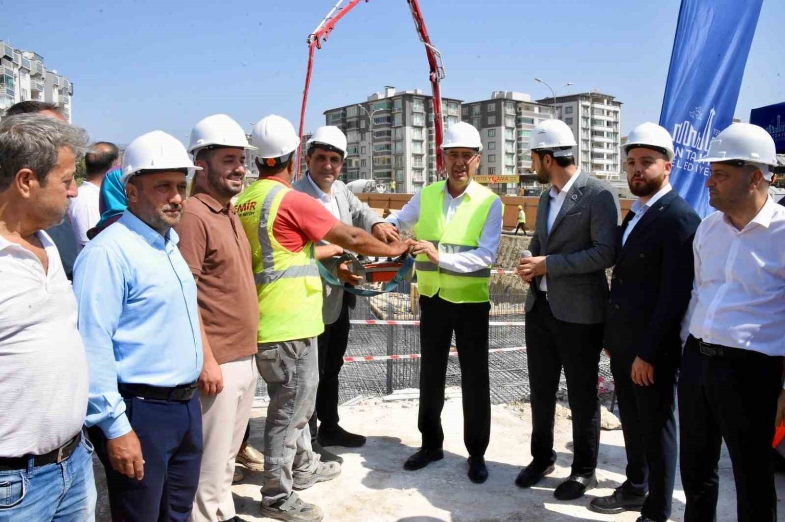 antakya-belediyesi-genclik-merkezi-ve-pazar-alani-kompleksi-insasi-icin-temel-atti