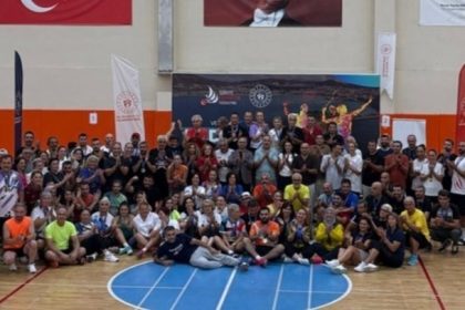 badminton-veteranlar-turkiye-sampiyonasi-kusadasinda-tamamlandi