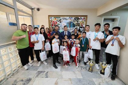 basarili-kick-boks-sporcularini-odullendirildi