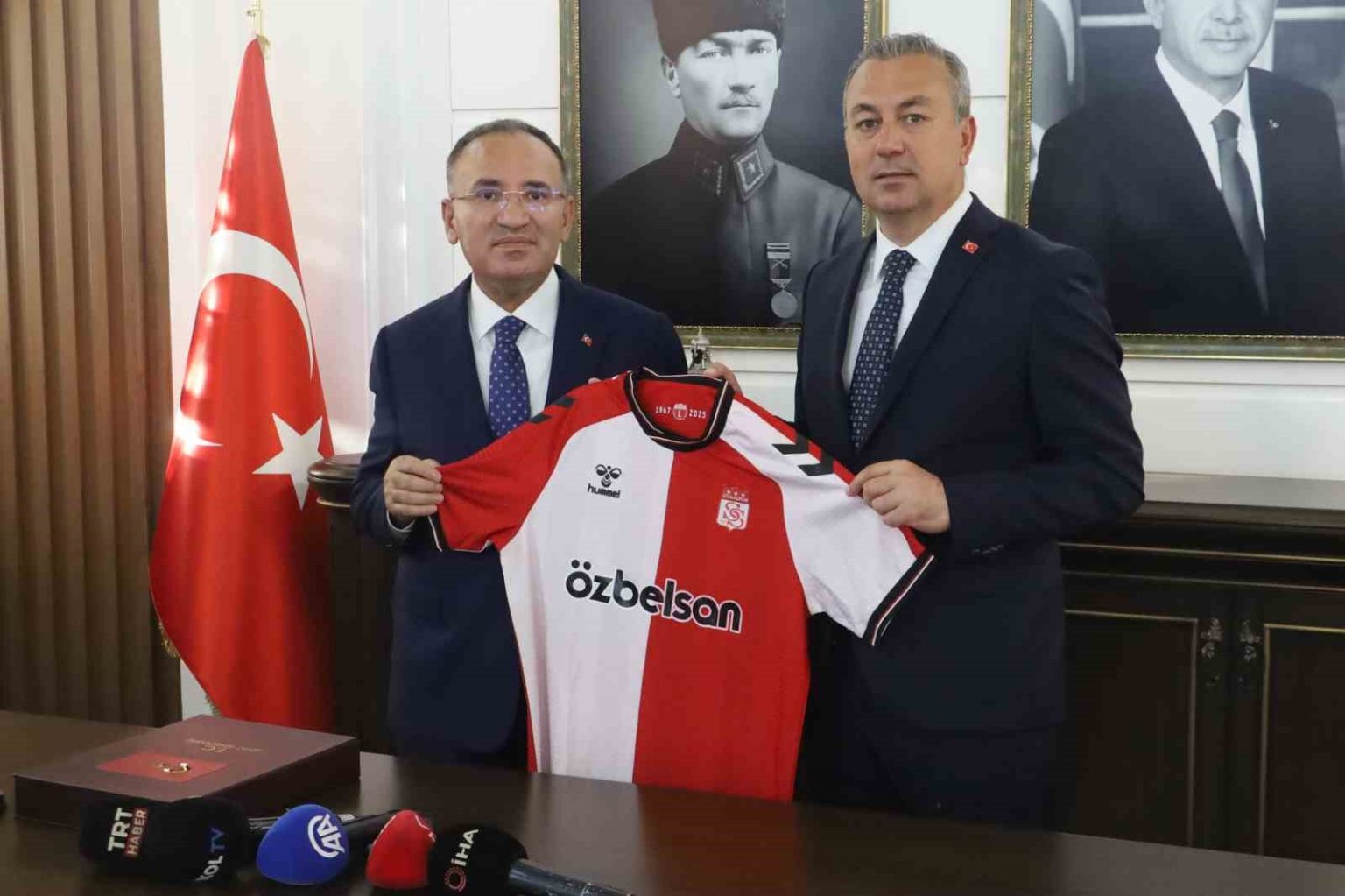 baskan-uzundan-tbmm-baskanvekili-bozdaga-sivasspor-formasi