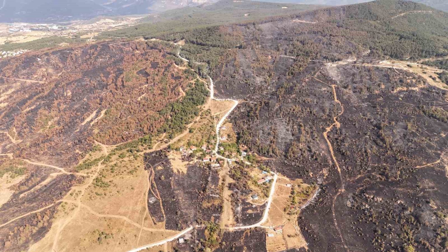 bir-ayda-iki-kez-yanginin-arasinda-kalan-koy-dronla-goruntulendi