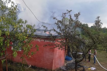 caycumada-bag-evi-olarak-kullanilan-baraka-alevlere-teslim-oldu