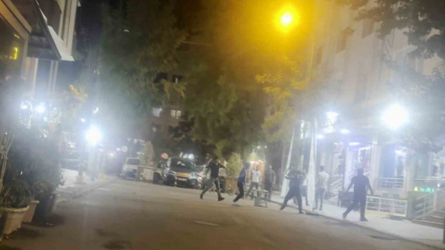diyarbakirda-iki-grubun-tabureli-kavgasi-kamerada