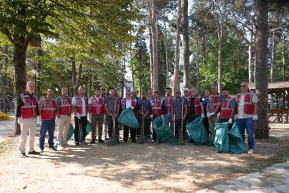 duzce-belediyesi-meclis-uyeleri-ellerine-supurgeyi-aldi