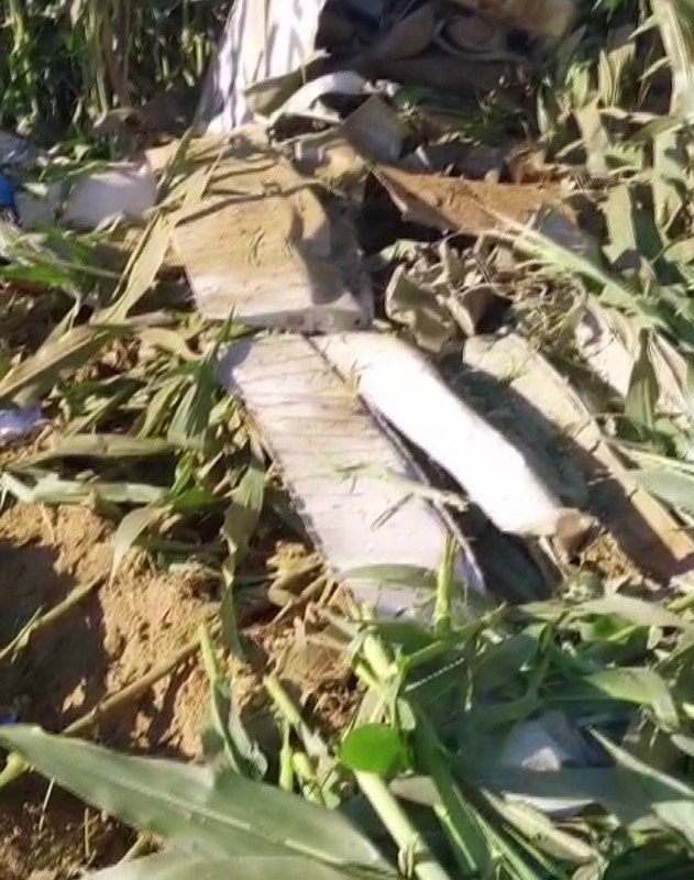 egitim-amacli-havalanan-bir-helikopter-izmirin-torbali-ilcesine-bagli-kirbas-mahallesinde-misir-tarlasina-dustu-olayda-1-pilot-hayatini-kaybetti