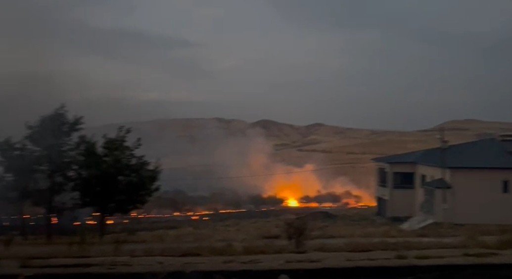elazigda-koy-yangini-bolgeye-cok-sayida-ekip-sevk-edildi